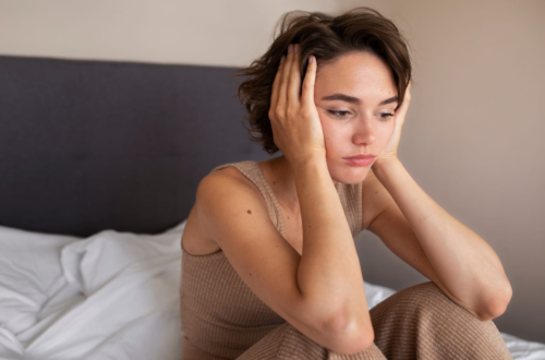chica triste en la cama