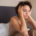 chica triste en la cama