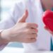 doctora con figura de corazon en la mano
