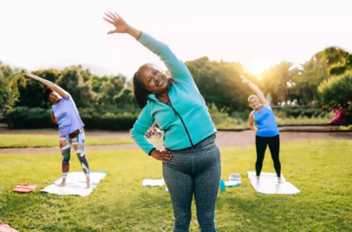 mujeres en el parque haciendo ejercicio