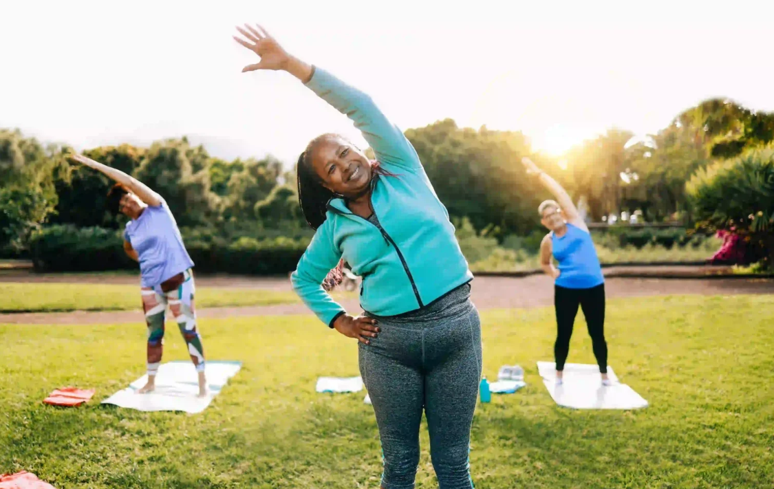 mujeres en el parque haciendo ejercicio