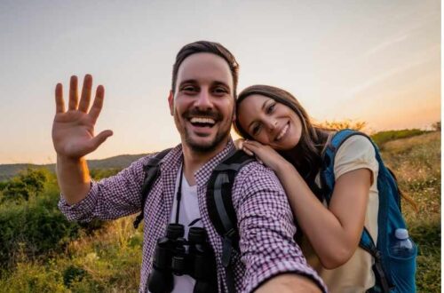 Pareja al aire libre planificando boda y trámites, incluyendo exámenes prenupciales y requisitos del Registro Civil