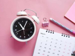 Reloj y calendario para planear la vigencia de exámenes prenupciales y evitar pagar doble
