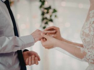 Manos de pareja con anillo, símbolo de matrimonio y trámites como exámenes prenupciales en México