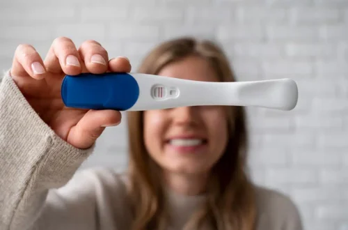 mujer con prueba de embarazo