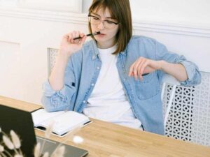 mujer pensando su lista de prioridades para poder aprovechar las ofertas del hotsale