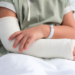 niño con brazo fracturado