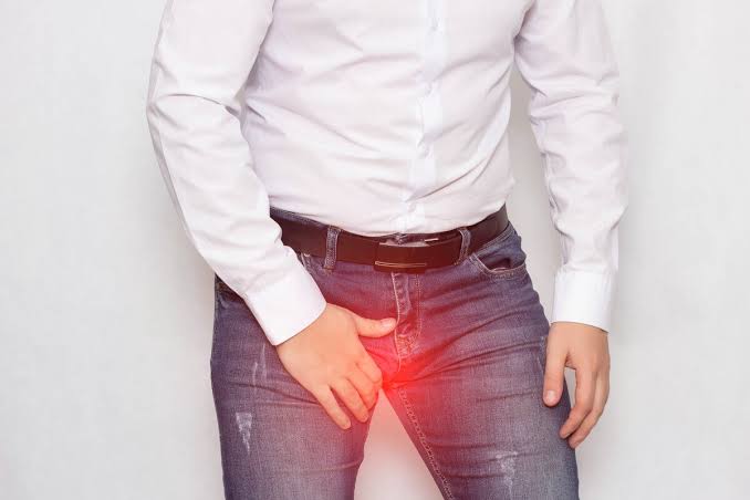 hombre con dolor testicular