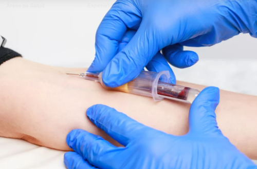 profesional de la salud realizando toma de sangre