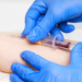 profesional de la salud realizando toma de sangre